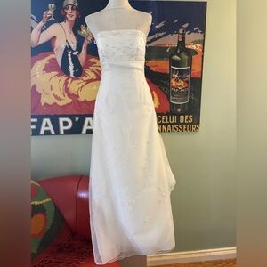 Pronovias White Strapless Wedding Gown